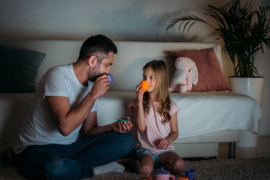Baba ve kızı birlikte evde çay partisi var gibi davranarak