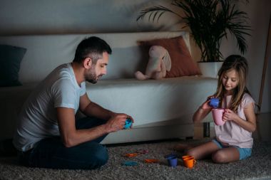 Baba ve kızı birlikte evde çay partisi var gibi davranarak