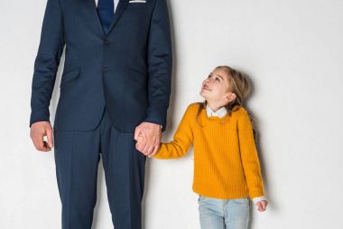 üzgün kızı ve babası gri izole elele iş elbiseli kısmi görünümünü