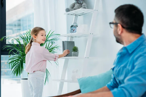 Selectieve Aandacht Van Kind Nemen Boek Lezen Van Plank Woonkamer — Stockfoto