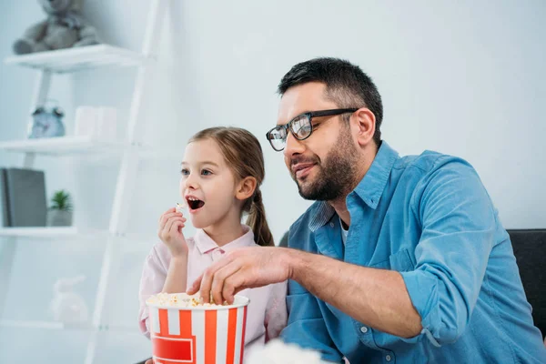 Apa Lánya Pattogatott Kukoricát Eszik Nézés Közben Együtt Otthon — Stock Fotó