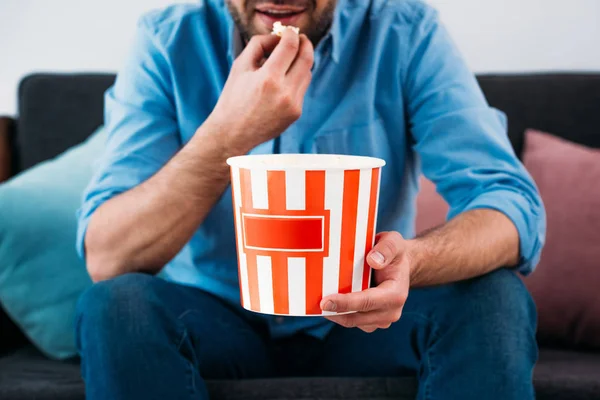 Teilansicht Des Menschen Der Popcorn Isst — kostenloses Stockfoto