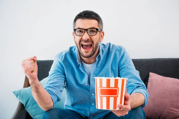 Aufgeregter Mann Mit Popcorn Vor Dem Heimischen Fernseher — Stockfoto