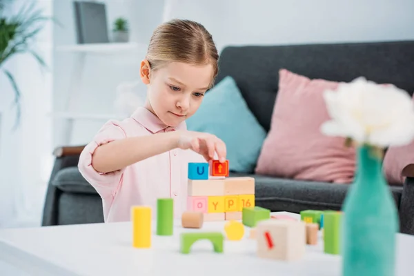 Portret Van Kind Spelen Met Kleurrijke Blokkeert Huiskamer — Stockfoto