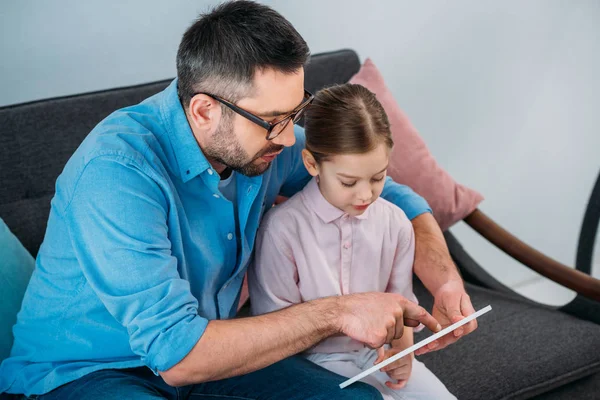 Πατέρας Και Κόρη Χρησιμοποιώντας Tablet Μαζί Στο Σπίτι — Φωτογραφία Αρχείου
