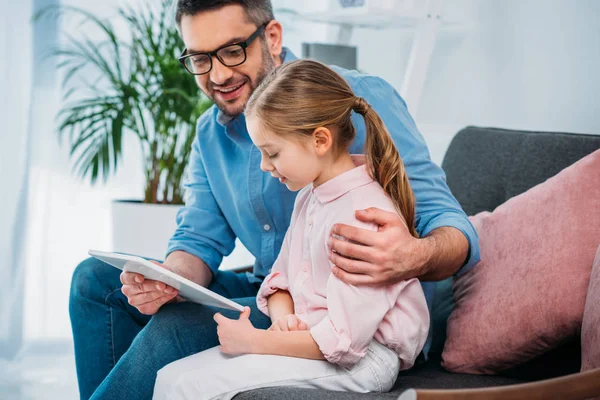 Πατέρας Και Κόρη Χρησιμοποιώντας Tablet Μαζί Στο Σπίτι — Φωτογραφία Αρχείου