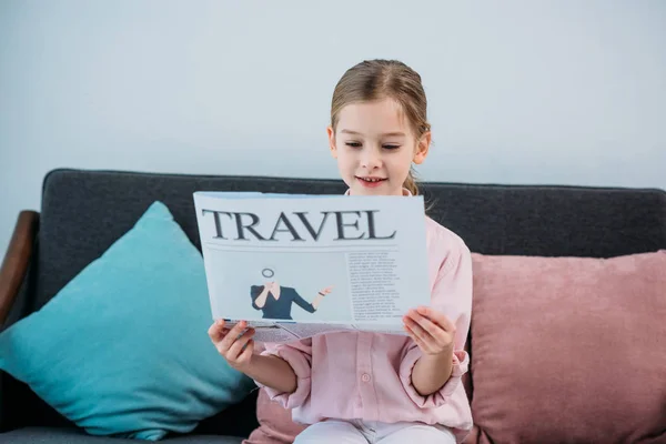 Retrato Niño Lindo Leyendo Periódico Viaje Mientras Descansa Sofá — Foto de Stock