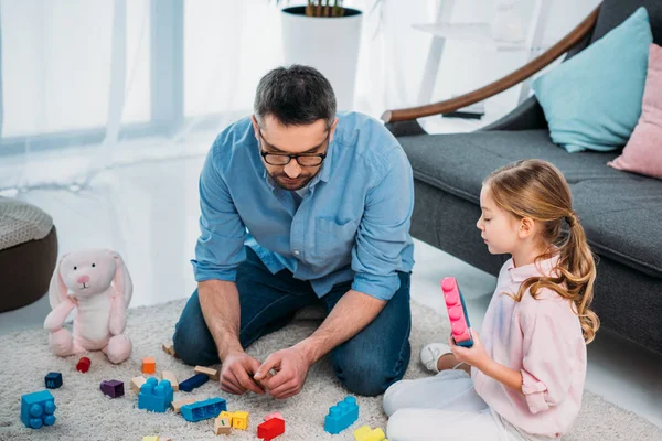 Kleine Dochter Vader Spelen Met Kleurrijke Blokken Samen Verdieping Thuis — Stockfoto