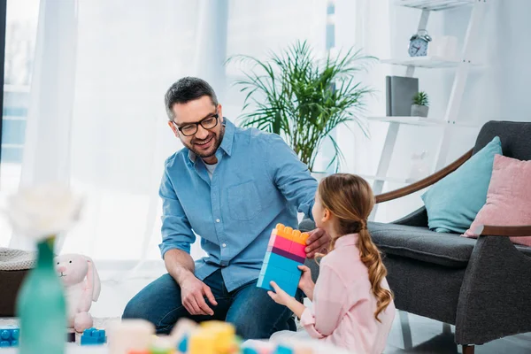 Piccola Figlia Padre Giocare Con Blocchi Colorati Insieme Sul Pavimento — Foto Stock