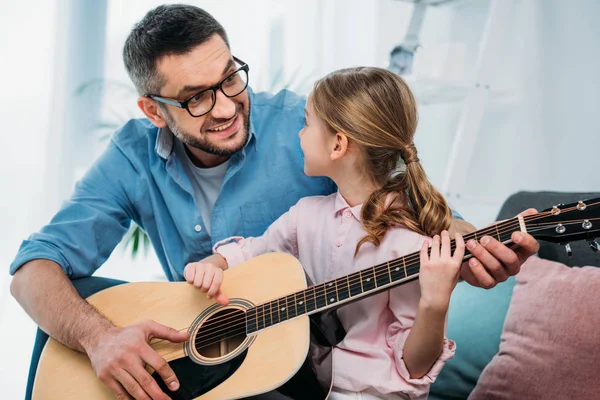 Pai Ensinando Filha Tocar Guitarra Casa — Fotografia de Stock