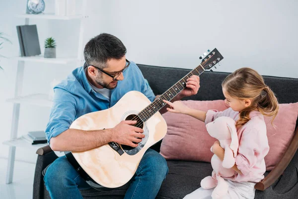 Człowiek Gitarze Akustycznej Dla Córki Salonie — Zdjęcie stockowe