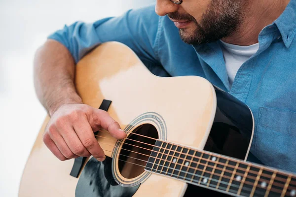 Delvis Skymd Utsikt Över Mannen Som Spelar Akustisk Gitarr Hemma — Stockfoto