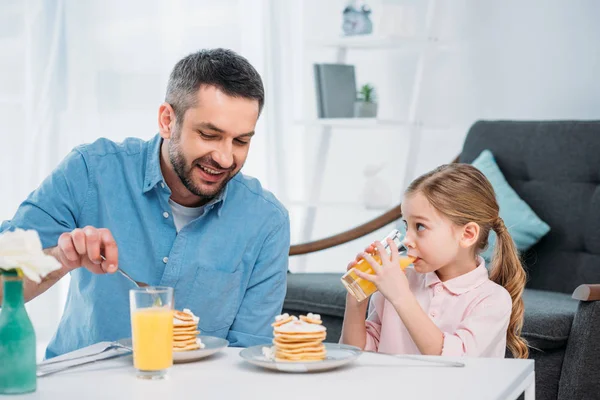 Smiling Father Little Daughter Having Breakfast Home — Stock Photo, Image