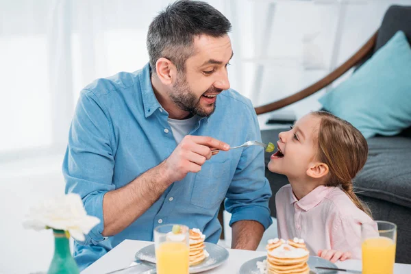 Happy Father Little Daughter Having Breakfast Home — Free Stock Photo