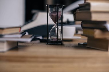 kum saati ve yığın kitap yakın çekim shot
