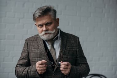 Kameraya bakarak tüvit kıyafetli ciddi komuta sizde