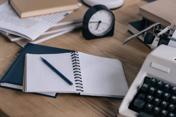 Nahaufnahme Von Schreibmaschinenarbeitsplätzen Mit Leeren Notizbüchern — Stockfoto