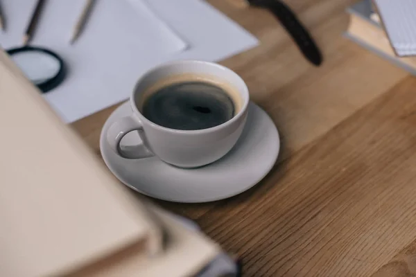 Крупный План Чашки Кофе Рабочем Столе Стопкой Книг — стоковое фото