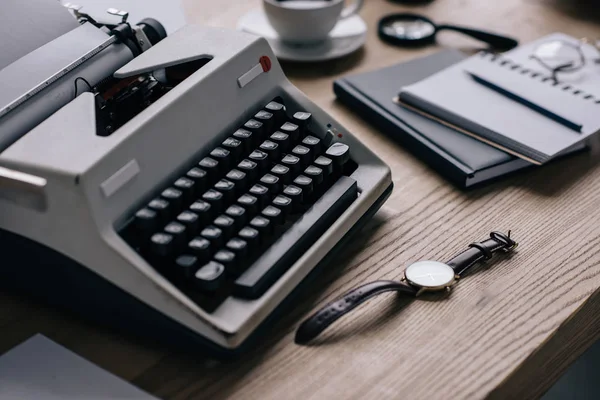 Close Shot Van Schrijver Werkplek Met Schrijfmachine Horloge — Stockfoto