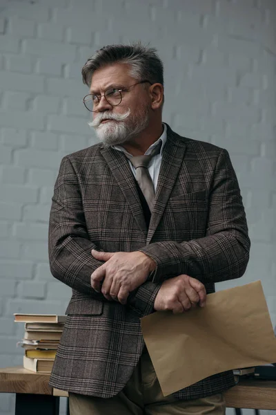 Homem Sênior Com Folha Papel Kraft Olhando Para Local Trabalho — Fotografia de Stock