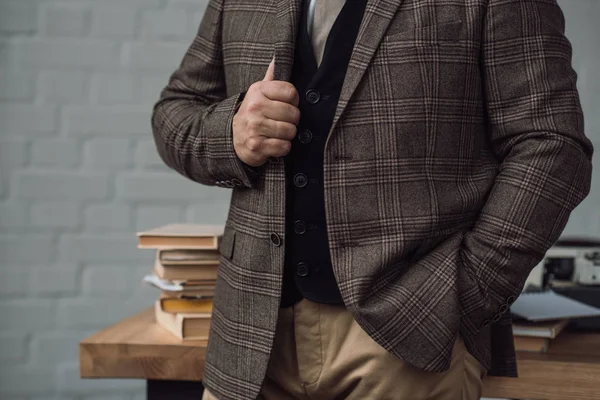 Beskuren Bild Ledande Skribent Elegant Tweed Suit Nära Arbetsplatsen — Stockfoto