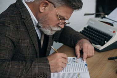 İşyerinde kitap okuma kalem ile üst düzey yazar