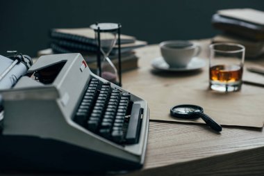 Daktilo ile yazar çalışma alanı'nın yakın çekim shot