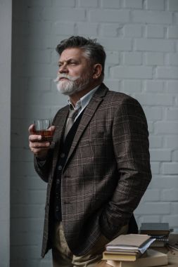 Tweed komuta sizde uygun bardak viski uzağa arıyorsunuz