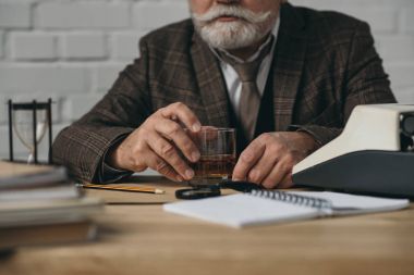 Shot viski işyerinde cam ile üst düzey sakallı yazar kırpılmış