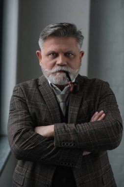 Komuta sizde pipo ve kameraya bakarak tüvit kostüm