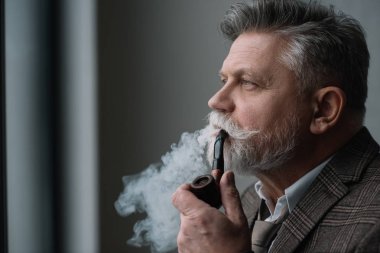 Komuta sizde tüvit kostüm yasaktır boru sakallı