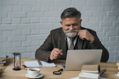 mutlu kıdemli yazar laptop ile çalışma