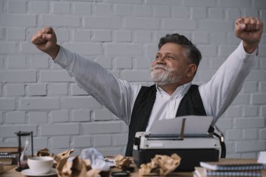 başarılı üst düzey yazar son dağınık işyerinde kitabın kutluyor