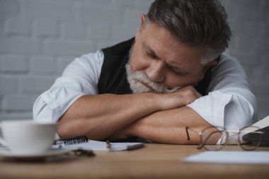 İşyerinde uyuyan overworked kıdemli yazar