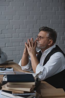 düşünceli komuta sizde kitap yığınları ile çalışma masası oturma
