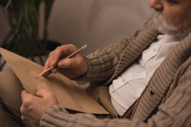 yakın çekim mektup yazma sakallı kıdemli adamı vurdu