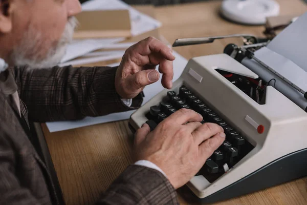 Plan Recadré Écrivain Senior Travaillant Avec Une Machine Écrire Vintage — Photo