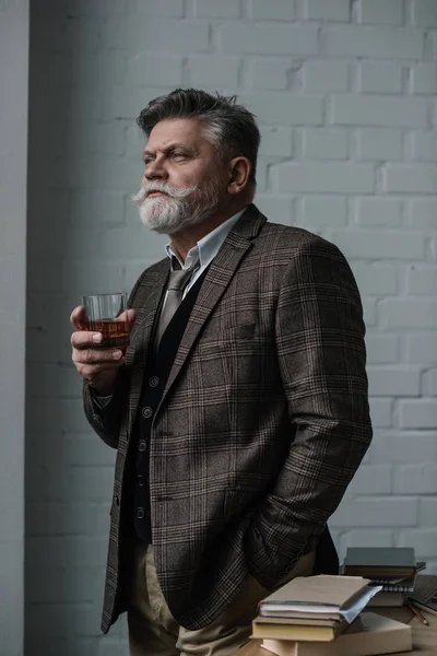 Homem Sênior Terno Tweed Com Copo Uísque Olhando Para Longe — Fotografia de Stock