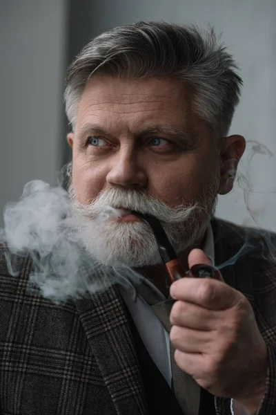 Close Retrato Bonito Homem Sênior Fumar Cachimbo — Fotografia de Stock