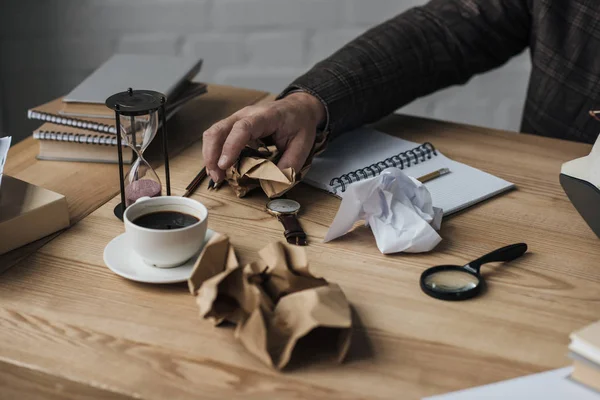 Bijgesneden Schot Van Schrijver Het Verfrommelen Van Papier Slordige Werkplek — Stockfoto