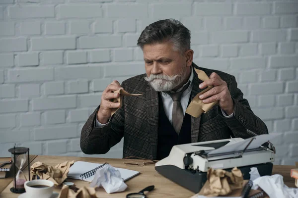 Senior Schrijver Tearning Depressief Zijn Manuscript — Stockfoto