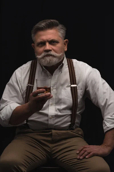 Knappe Man Van Senior Met Glas Whiskey Geïsoleerd Zwart — Gratis stockfoto