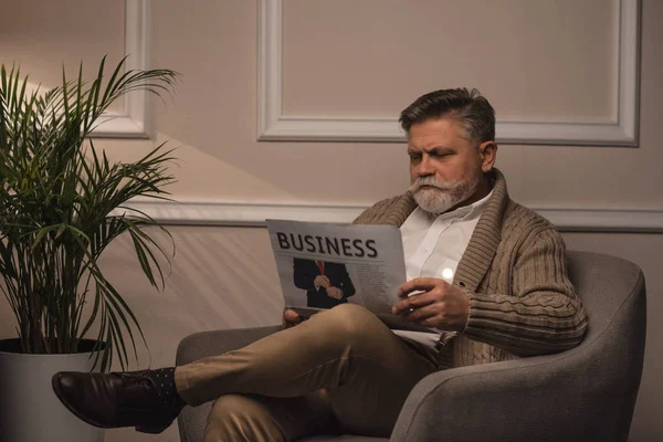 Hombre Mayor Serio Leyendo Periódico Negocios Sillón — Foto de stock gratuita