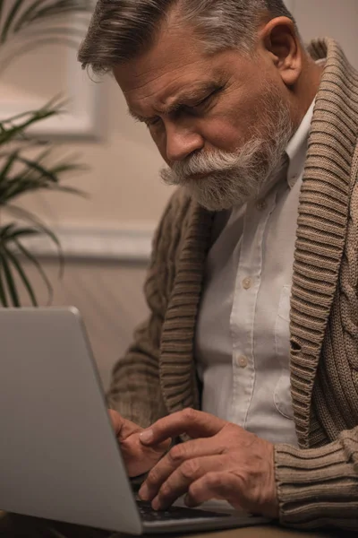 Close Shot Senior Man Using Laptop — Stock Photo, Image