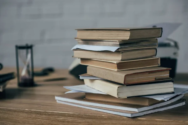 Livres Empiles Images Libres De Droit Photos De Livres Empiles Depositphotos Livres Empiles Images Libres De Droit Photos De Livres Empiles Depositphotos