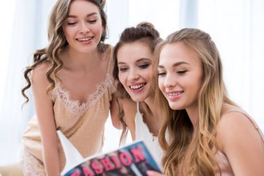 moda dergisi birlikte pijama okuma güzel mutlu kızlar parti 
