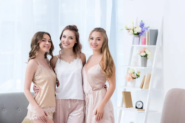Belles Petites Amies Heureuses Debout Ensemble Souriant Caméra Soirée Pyjama — Photo