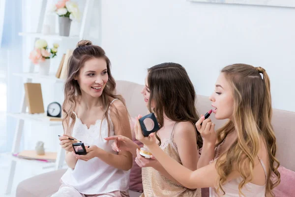 Belas Mulheres Jovens Felizes Pijama Aplicando Maquiagem Juntos — Fotografia de Stock