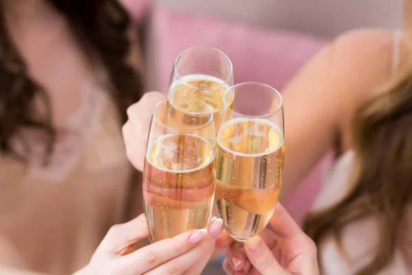 シャンパンのグラスをチリンと若い女性のクロップ撮影 — ストック写真