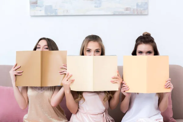 Three Attractive Girlfriends Holding Magazines Looking Camera — Stock Photo, Image